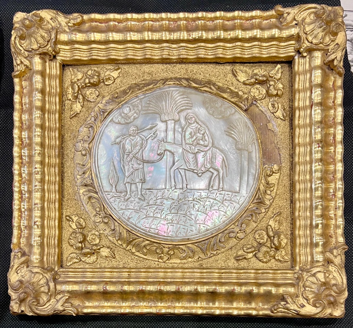 Paire de coquillages anciens sculptés en nacre.