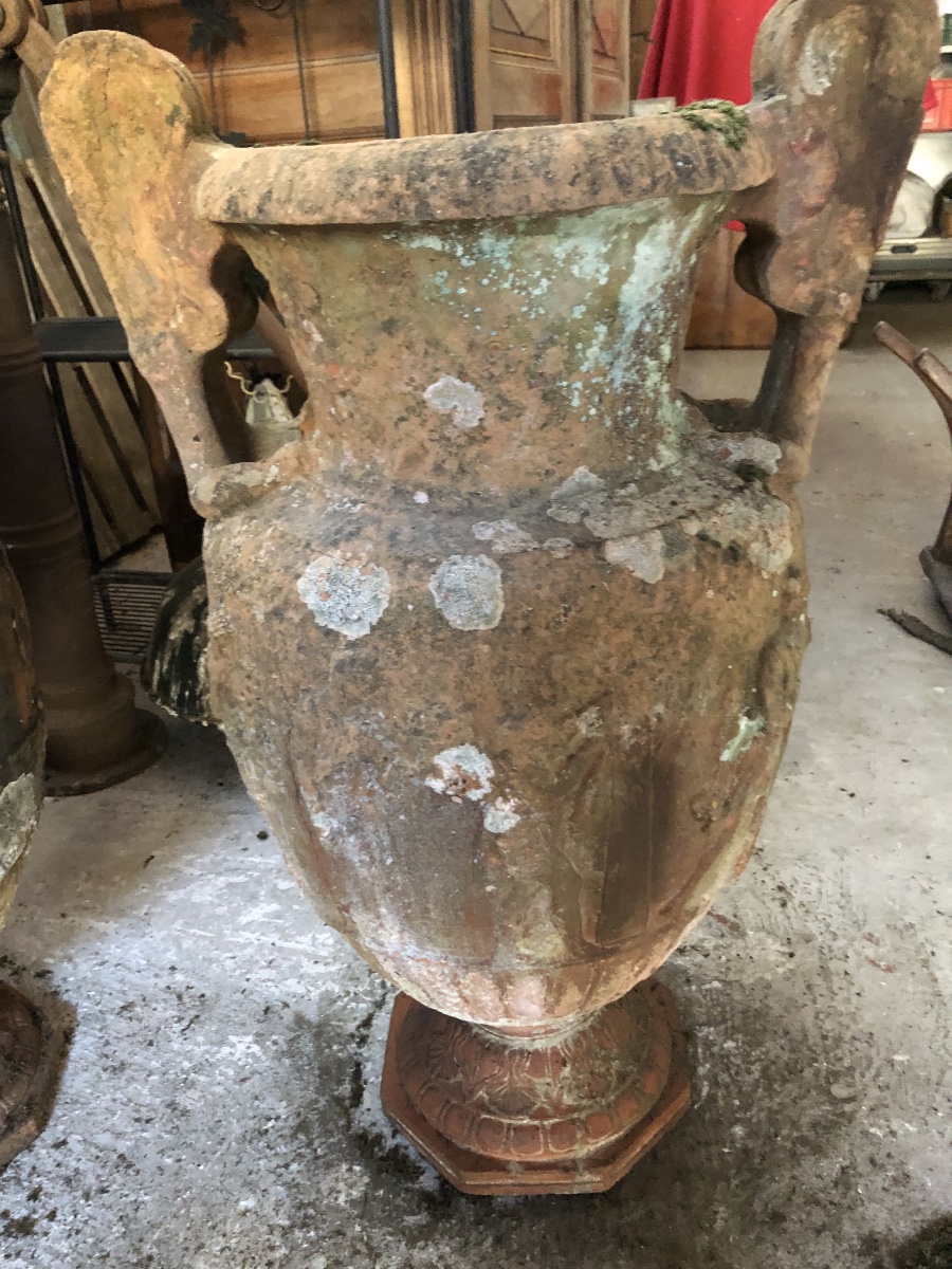 Paire de vases balustres en terre cuite munie d’anses à décor de scènes antiques  -photo-2