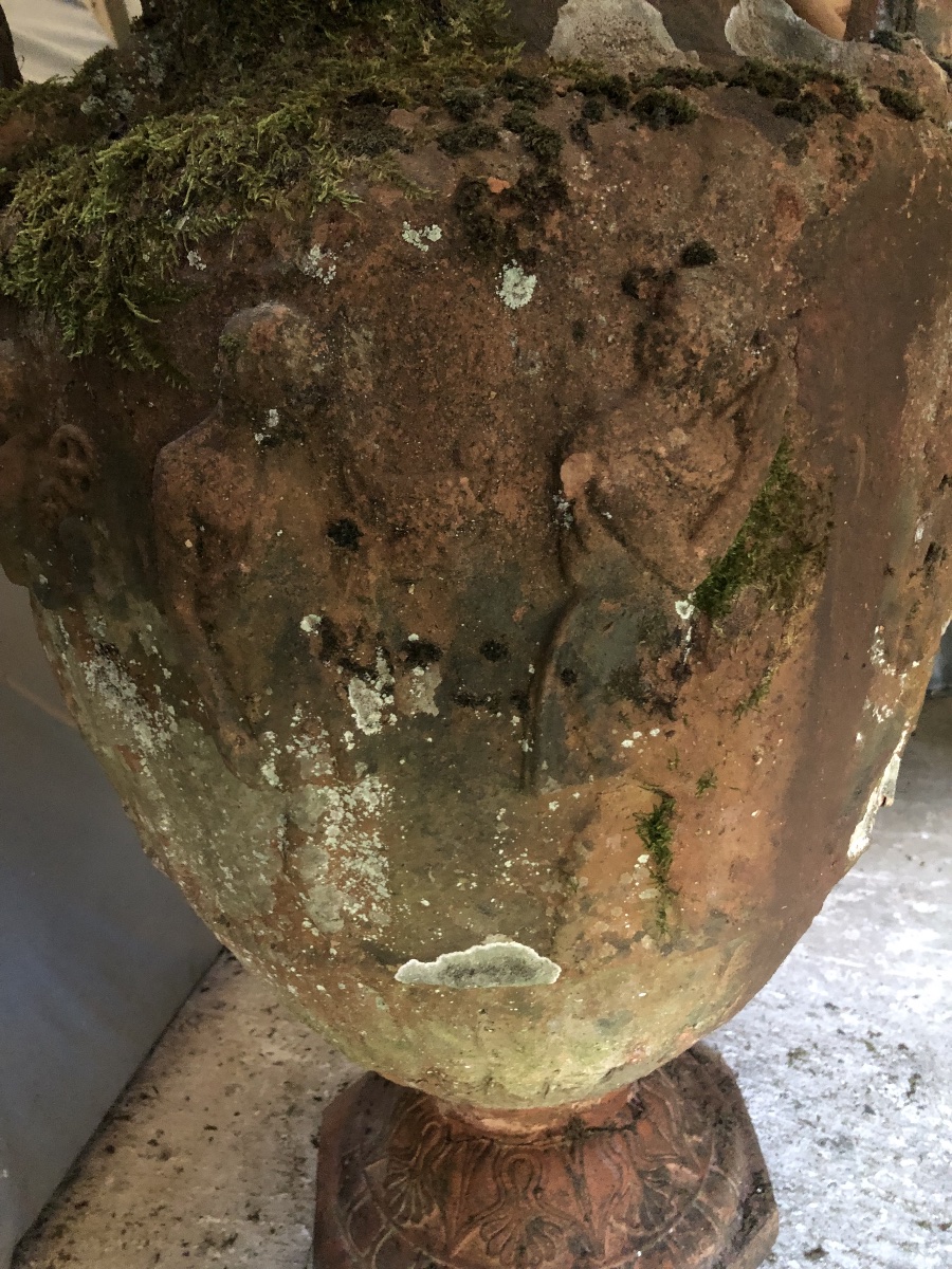 Paire de vases balustres en terre cuite munie d’anses à décor de scènes antiques  -photo-1