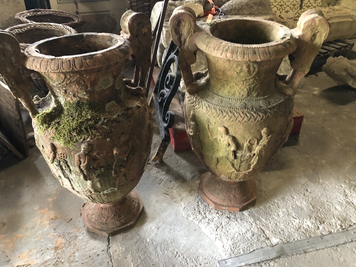 Paire de vases balustres en terre cuite munie d’anses à décor de scènes antiques  