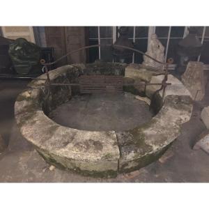 Margelle de puits en pierre calcaire ,de plan circulaire 18 eme 