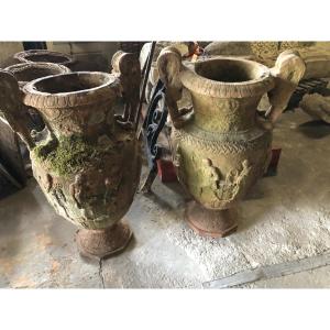 Paire de vases balustres en terre cuite munie d’anses à décor de scènes antiques  