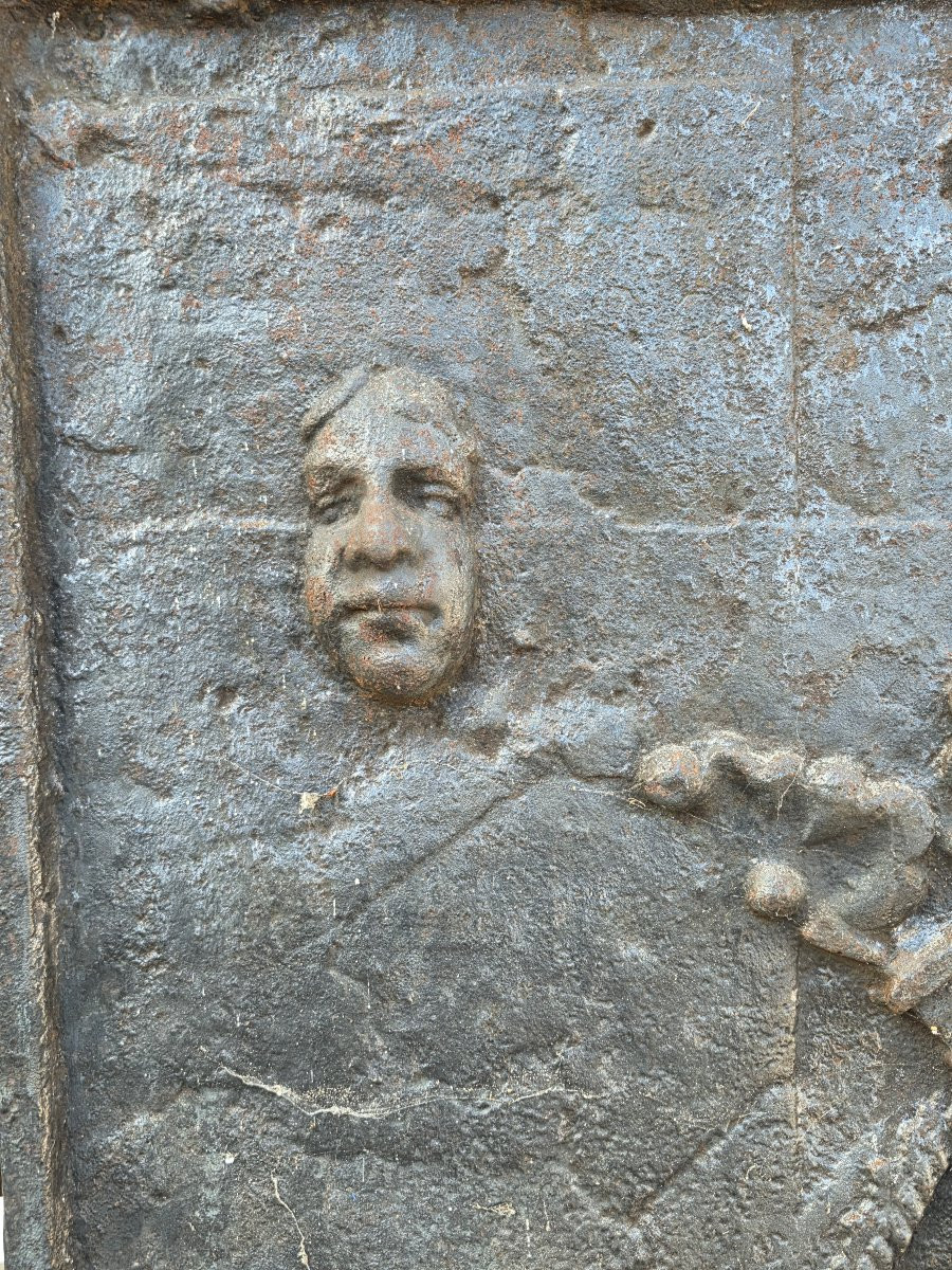 Curieuse plaque de cheminée 18 ou 17eme avec blason et visages -photo-2