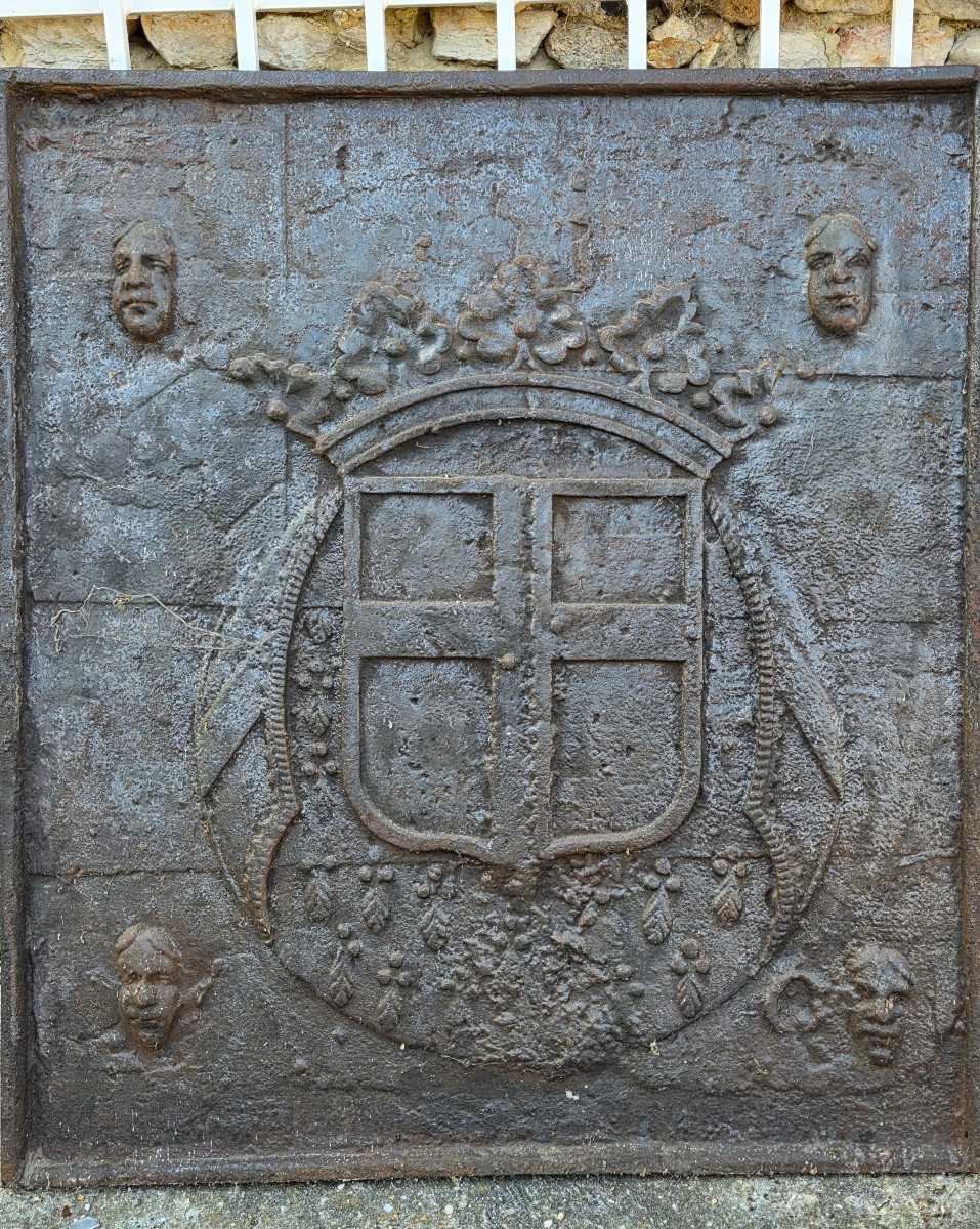 Curieuse plaque de cheminée 18 ou 17eme avec blason et visages 