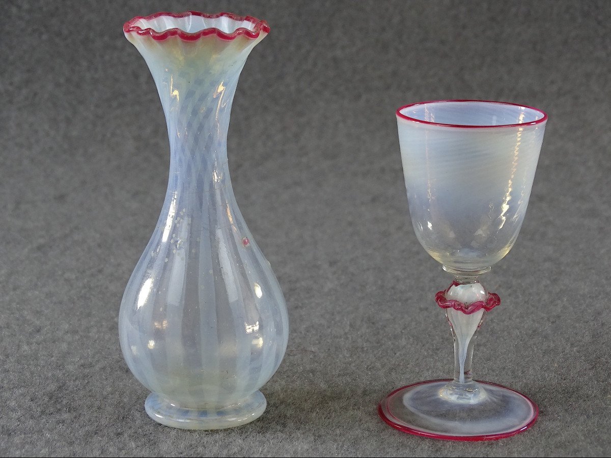 Vase et verre soufflés de couleur d'époque restauration