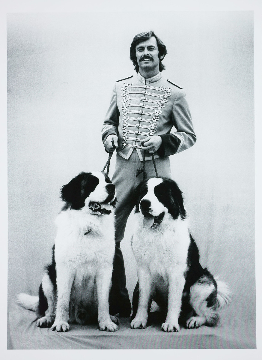 Stefan Moses (1928 - 2018), Artiste avec des Saint-Bernard, vers 1975