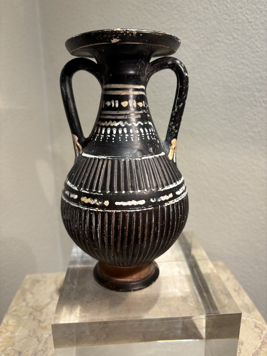 Peliké en terre cuite à vernis noir  et rehauts de blanc-photo-4