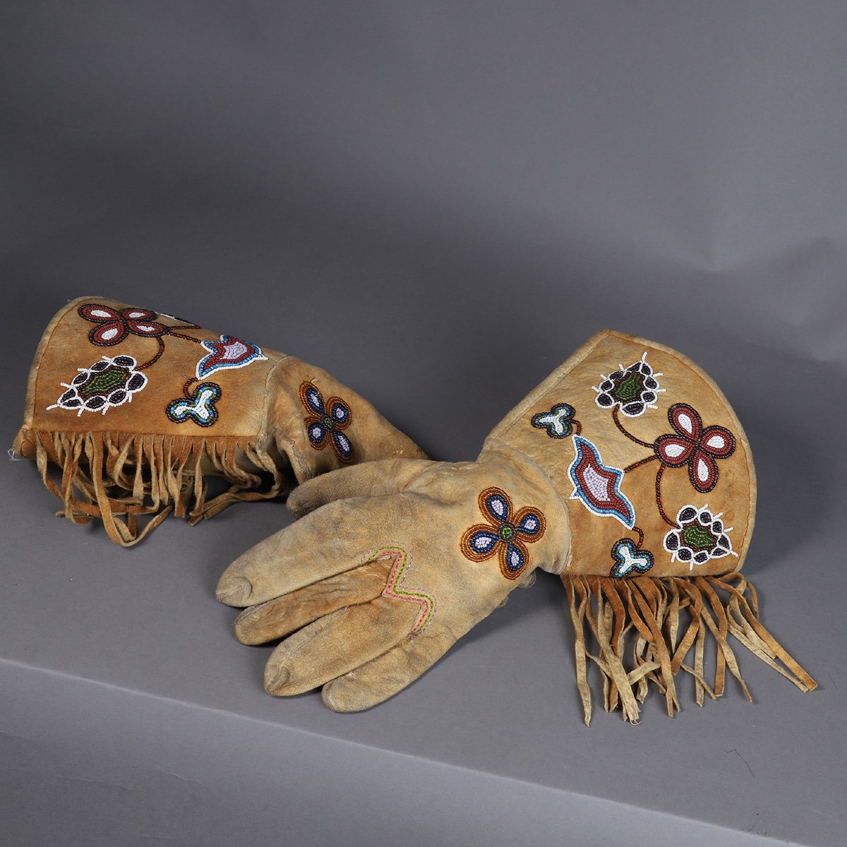 1 Pair Of Native American Gloves – North America-photo-2
