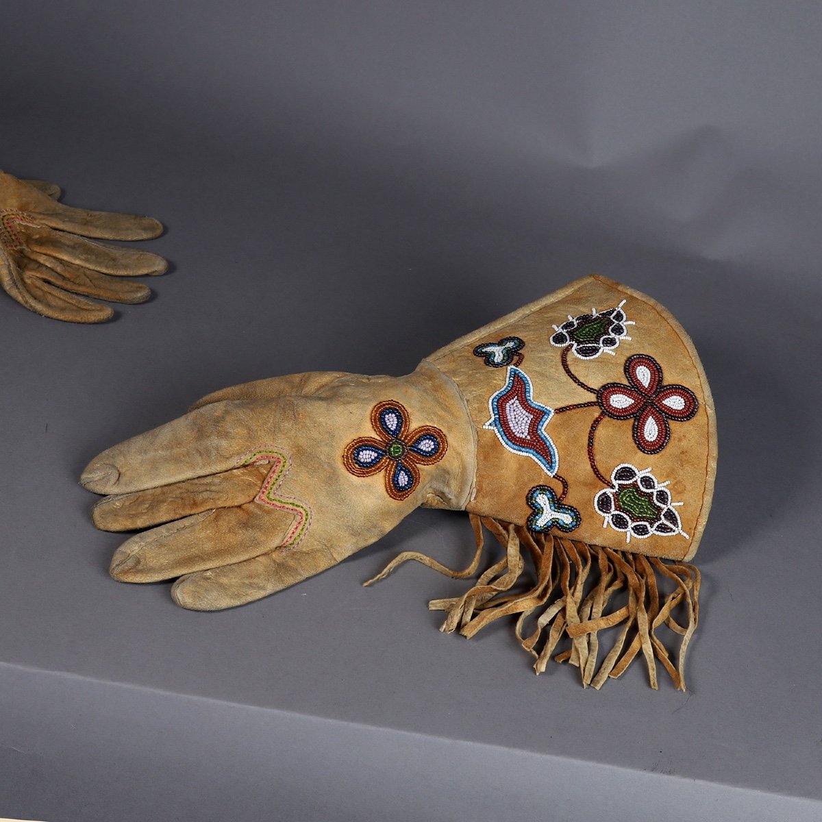1 Pair Of Native American Gloves – North America-photo-3