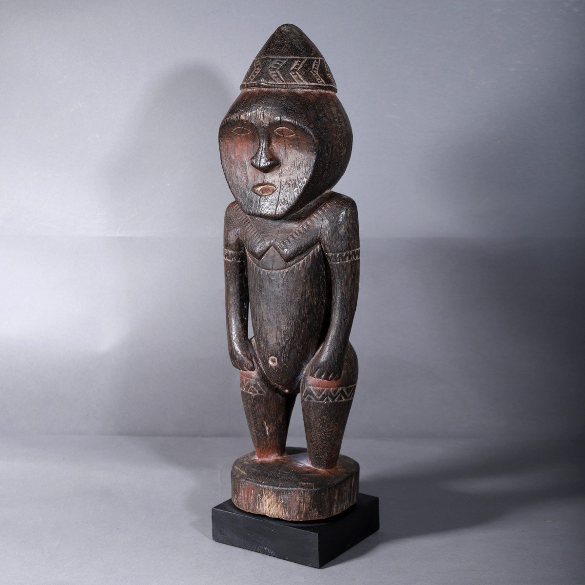 Statue Sepik – figure féminine debout – Papouasie-Nouvelle-Guinée