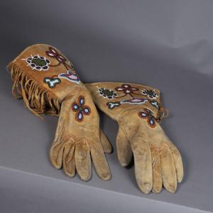 1 Pair Of Native American Gloves – North America