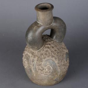 Vase &agrave; Anse En &eacute;trier Pr&eacute;colombien &ndash; Culture Chavin, P&eacute;rou