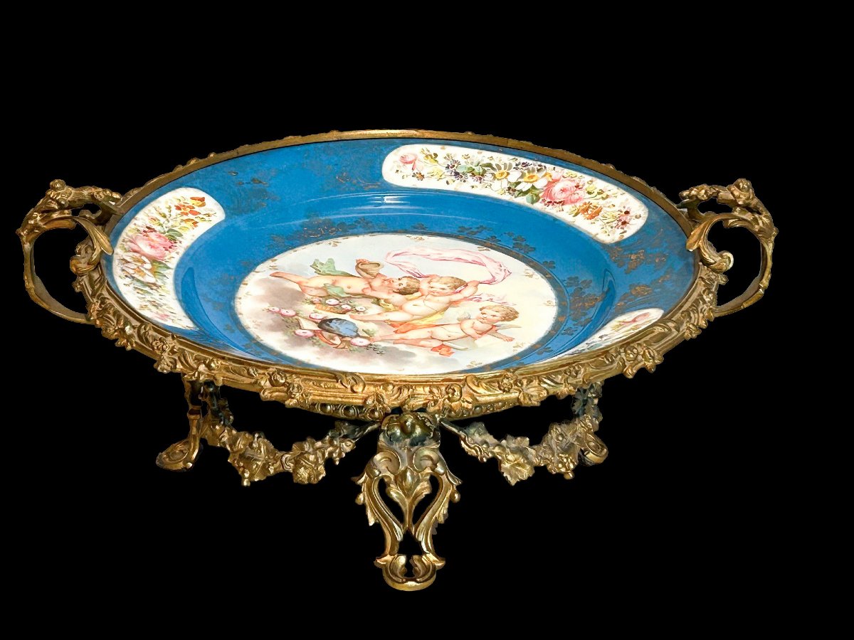  Centre de table en porcelaine émaillée portant les marques de Sèvres, France, XIXe siècle