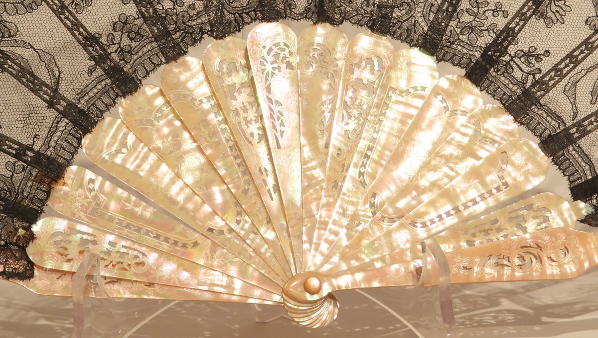 19th-century Elizabethan-style Fan, Made Of Black Chantilly-type Lace-photo-2