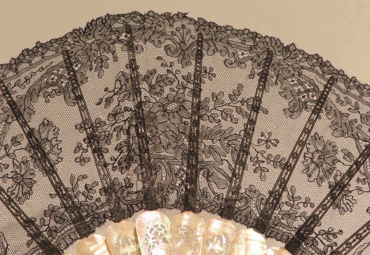 19th-century Elizabethan-style Fan, Made Of Black Chantilly-type Lace-photo-3