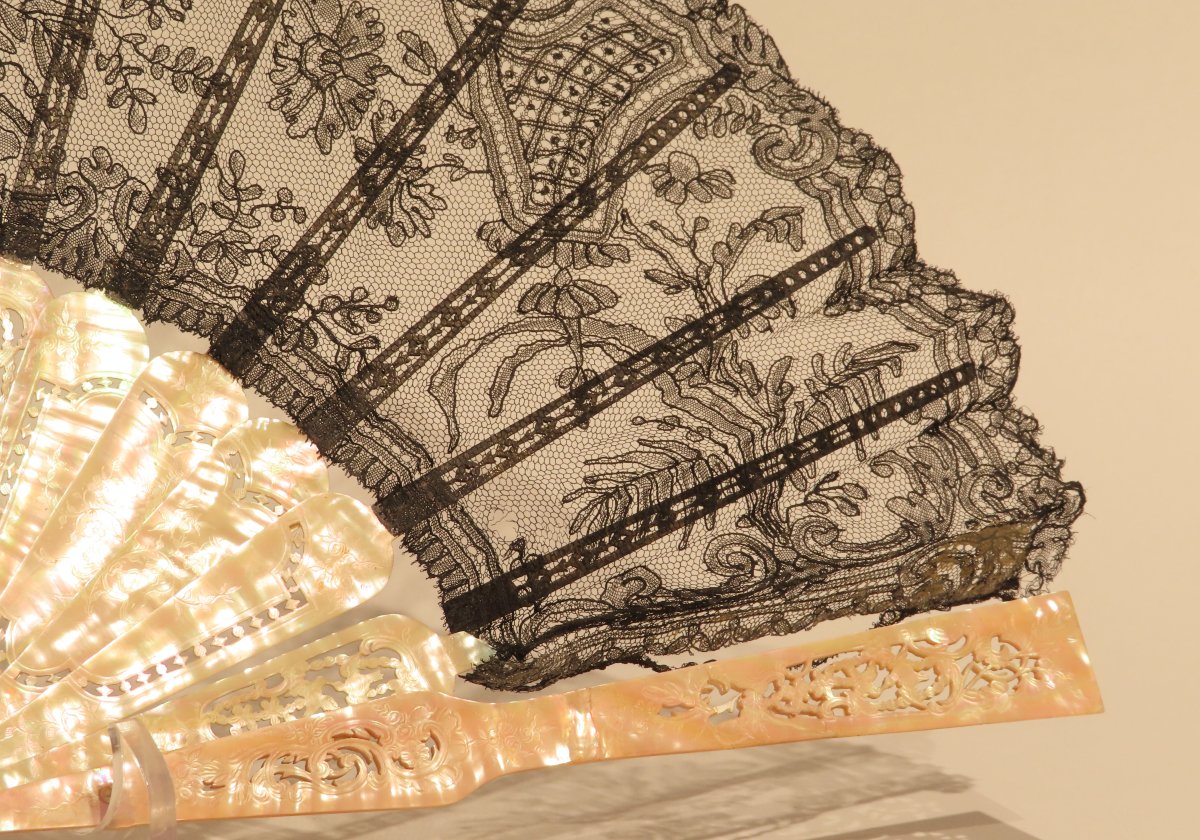 19th-century Elizabethan-style Fan, Made Of Black Chantilly-type Lace-photo-4