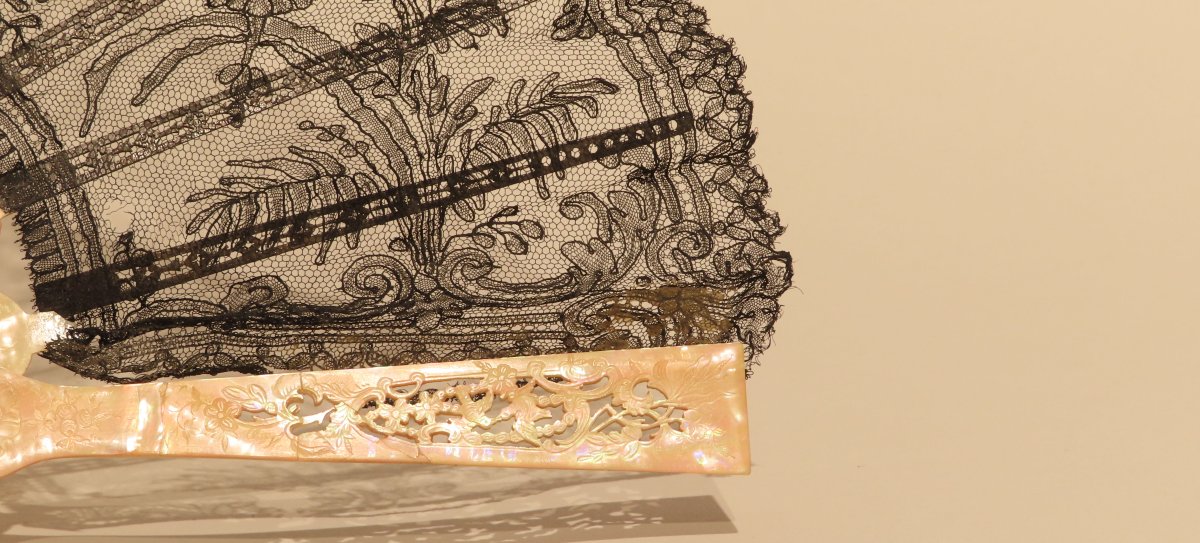 19th-century Elizabethan-style Fan, Made Of Black Chantilly-type Lace-photo-1
