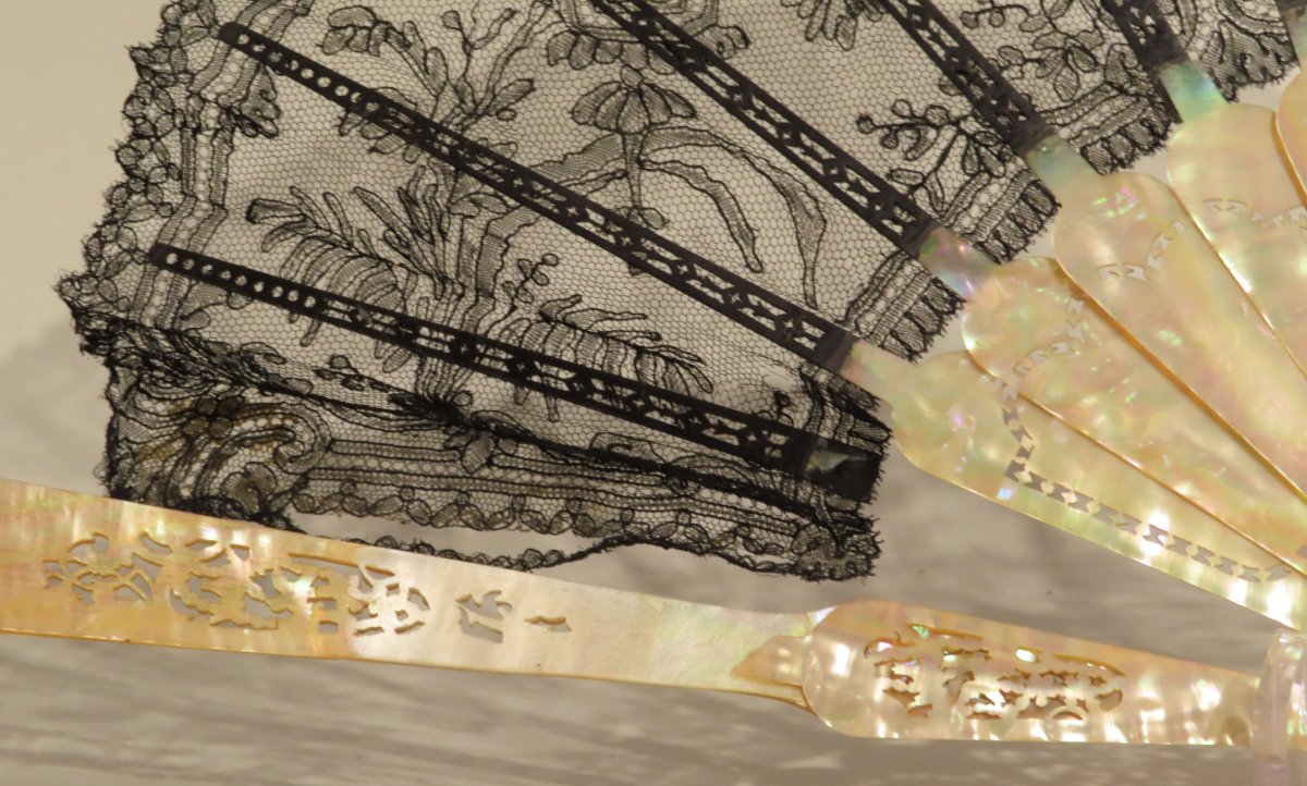 19th-century Elizabethan-style Fan, Made Of Black Chantilly-type Lace-photo-2