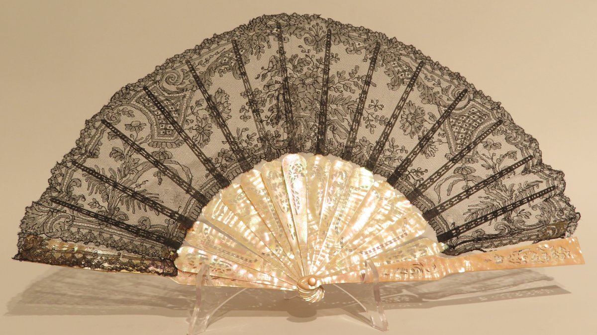 19th-century Elizabethan-style Fan, Made Of Black Chantilly-type Lace