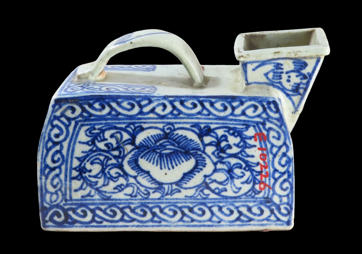 Urinal médical en porcelaine émaillée bleu et blanc (Chine, XIXe siècle)-photo-2