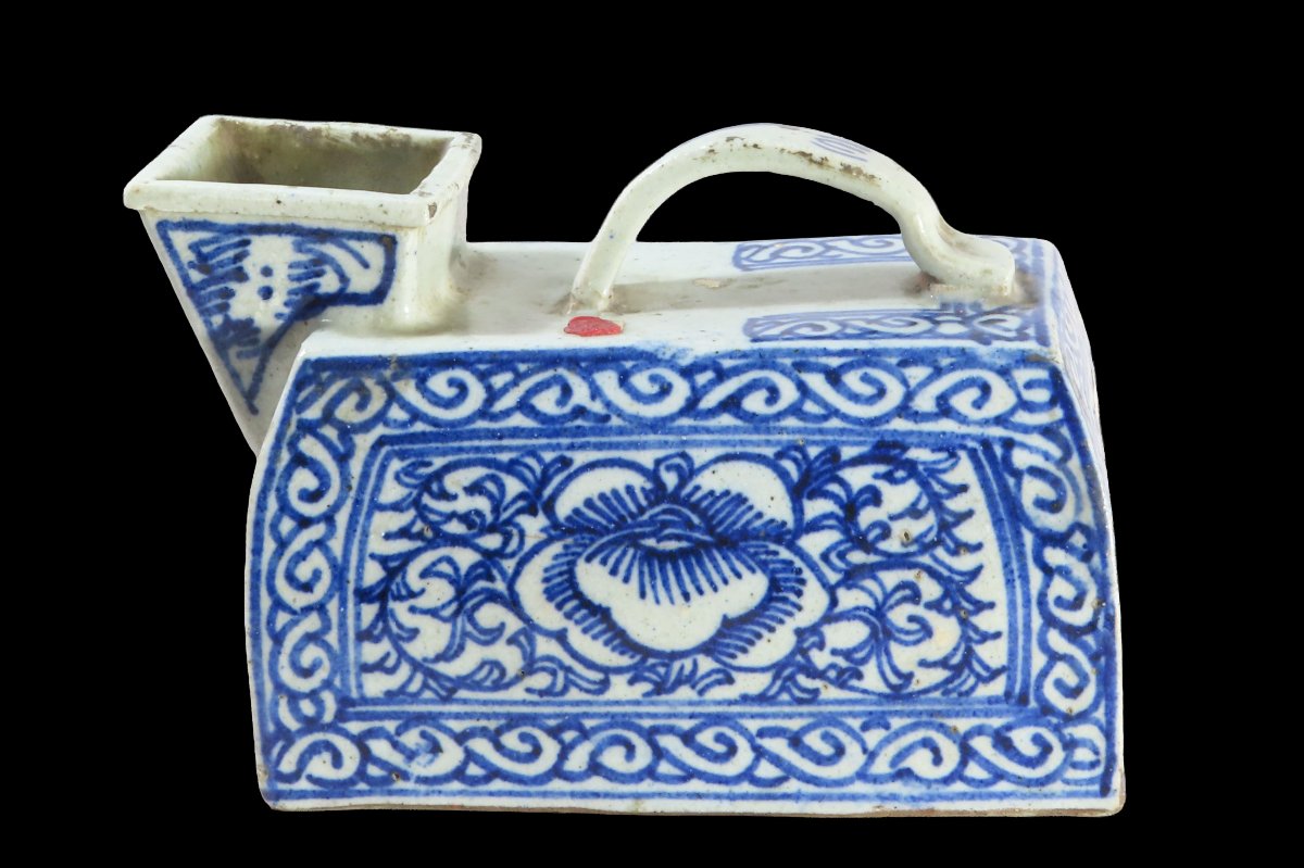 Urinal médical en porcelaine émaillée bleu et blanc (Chine, XIXe siècle)