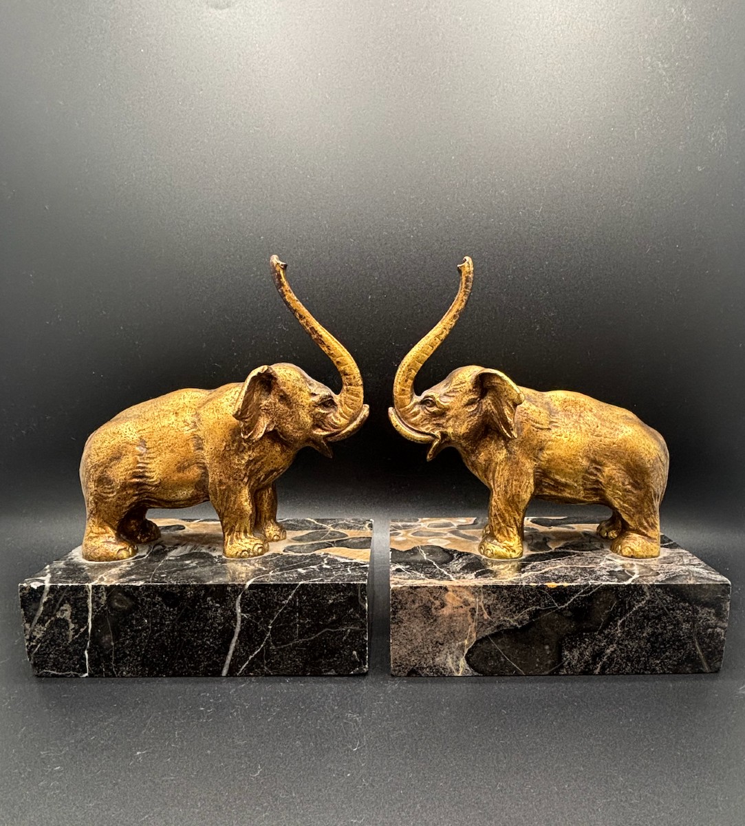 Paire de serre-livres “Éléphants” en bronze doré et marbre Ep début XXe