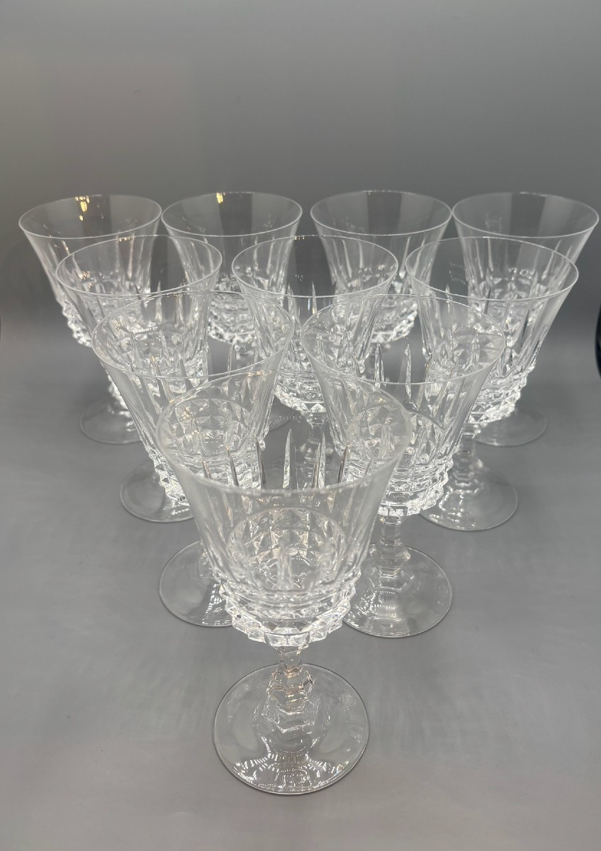 20 verres en cristal à décor taillé de pointes de diamant