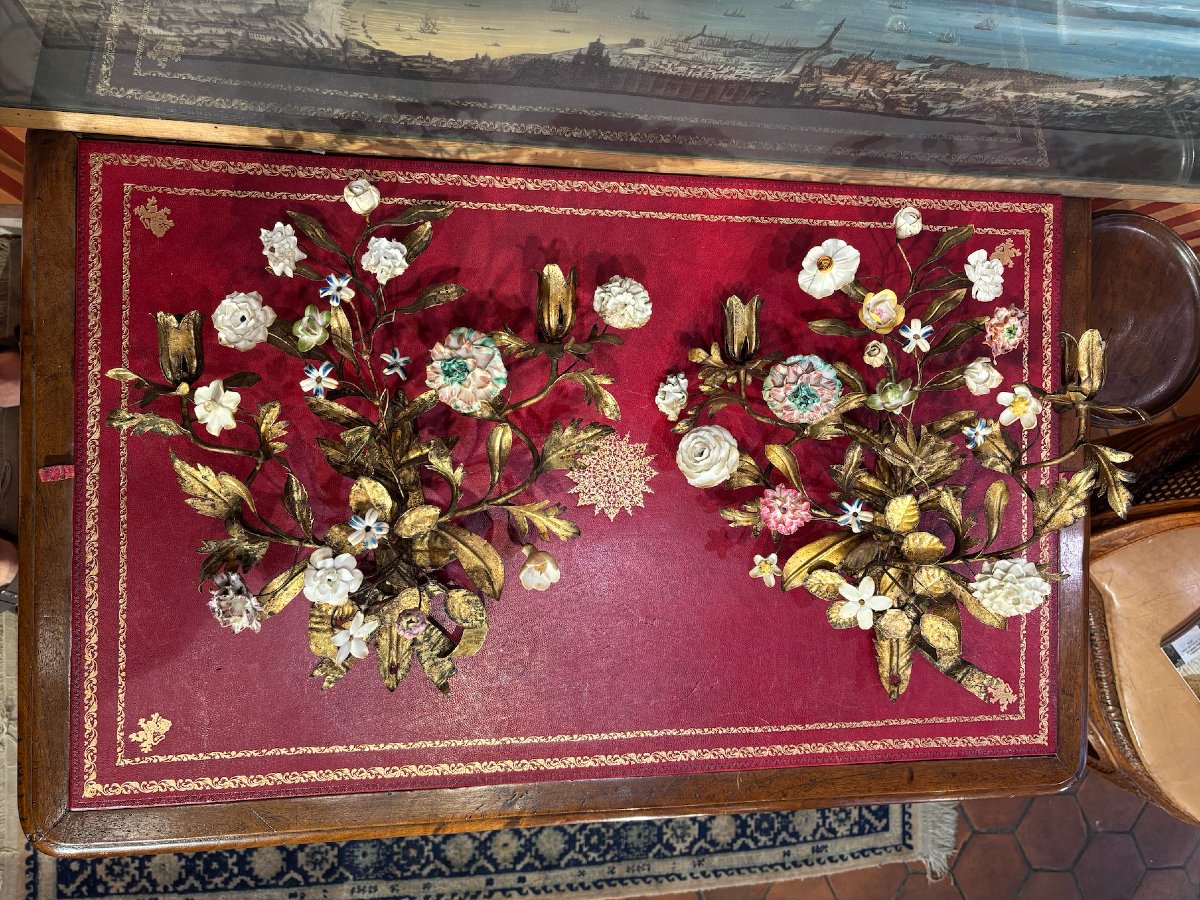 Paire d'appliques à deux bras de lumières en métal ciselé et doré à décor de feuillage XIXe-photo-2