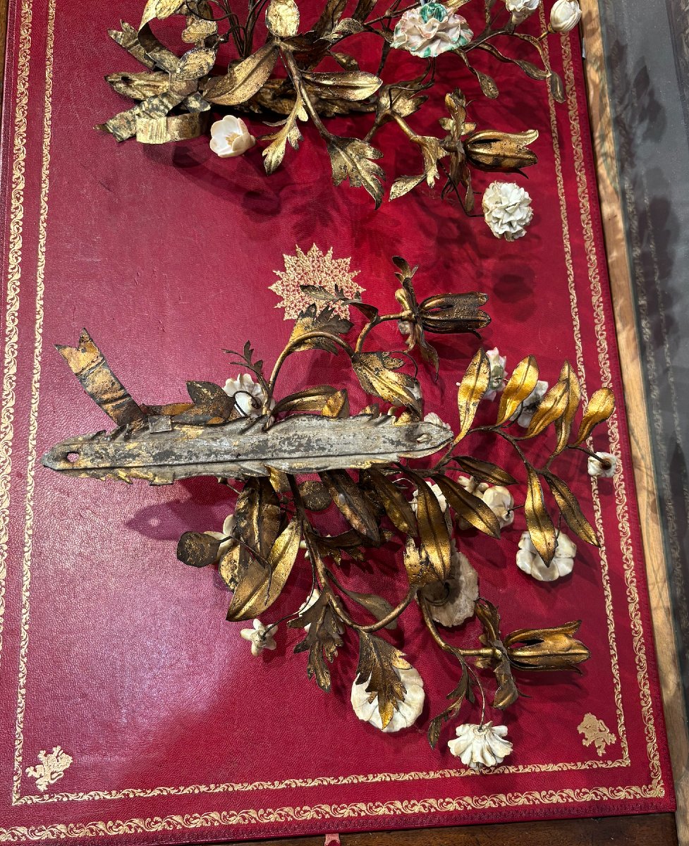 Paire d'appliques à deux bras de lumières en métal ciselé et doré à décor de feuillage XIXe-photo-3