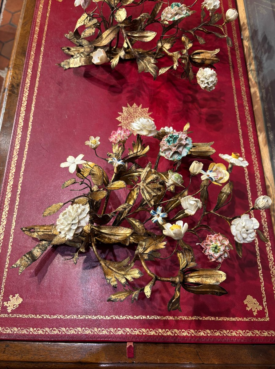 Paire d'appliques à deux bras de lumières en métal ciselé et doré à décor de feuillage XIXe-photo-4
