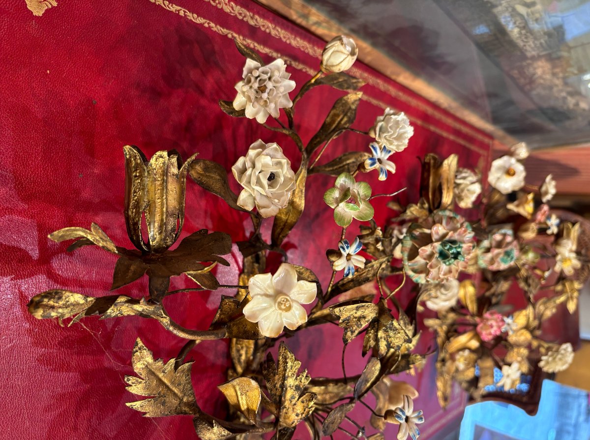 Paire d'appliques à deux bras de lumières en métal ciselé et doré à décor de feuillage XIXe-photo-1
