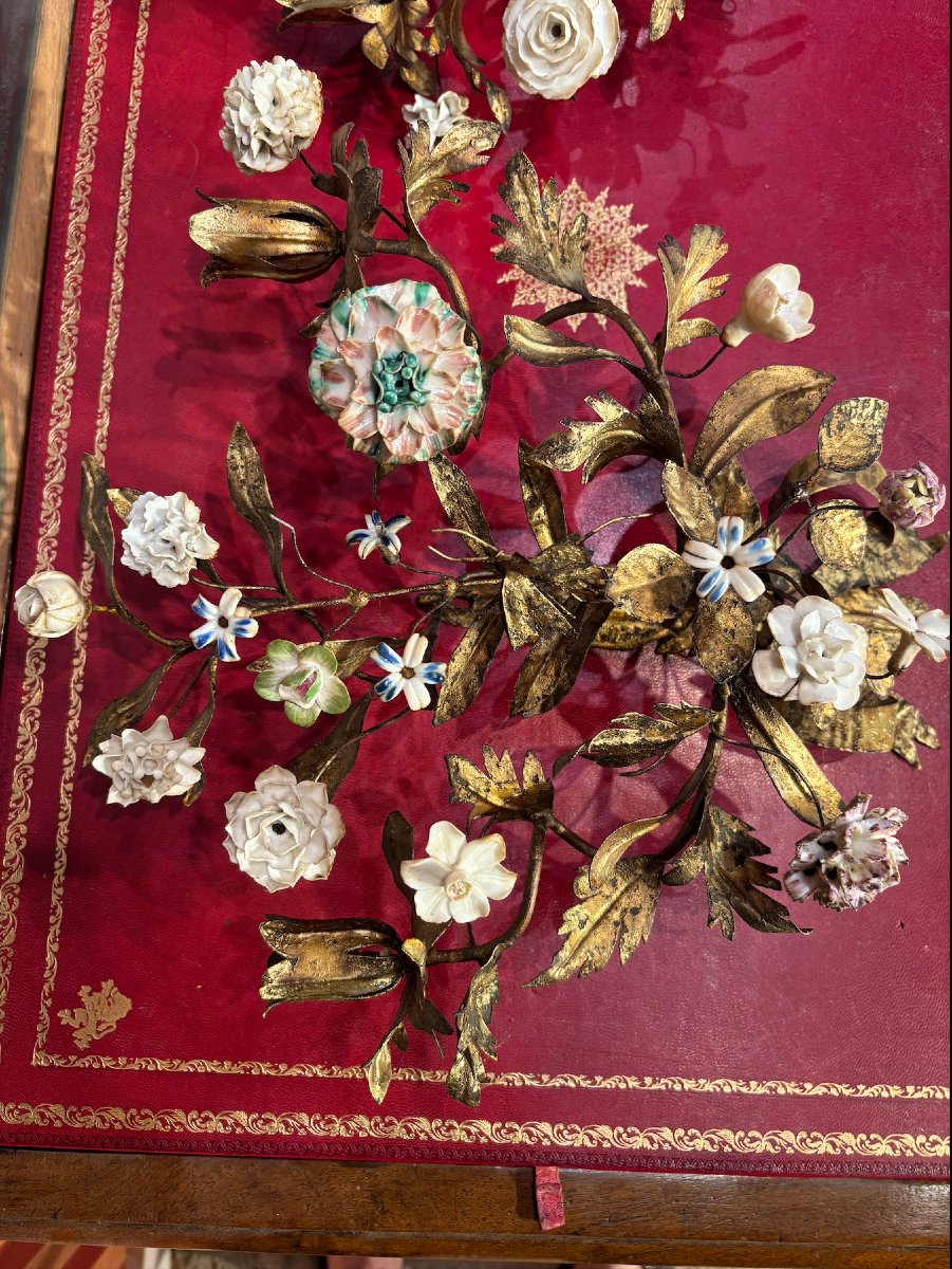 Paire d'appliques à deux bras de lumières en métal ciselé et doré à décor de feuillage XIXe-photo-2