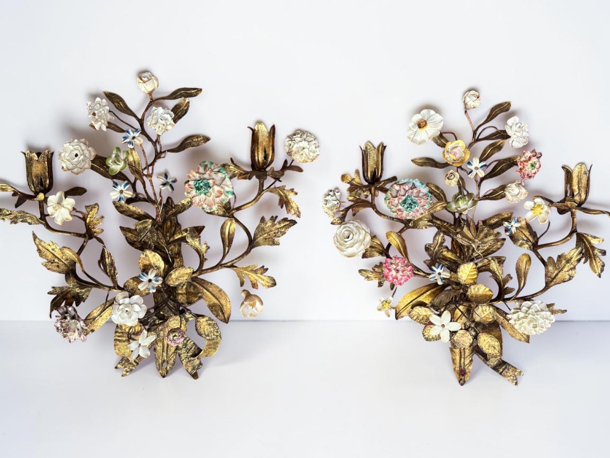 Paire d'appliques à deux bras de lumières en métal ciselé et doré à décor de feuillage XIXe