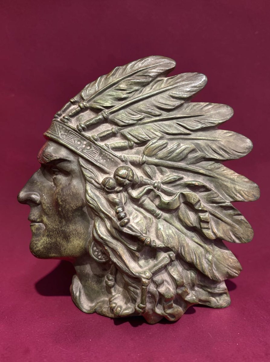 Plaque en bronze à patine verte représentant une tête d’Indien vers 1930.-photo-2