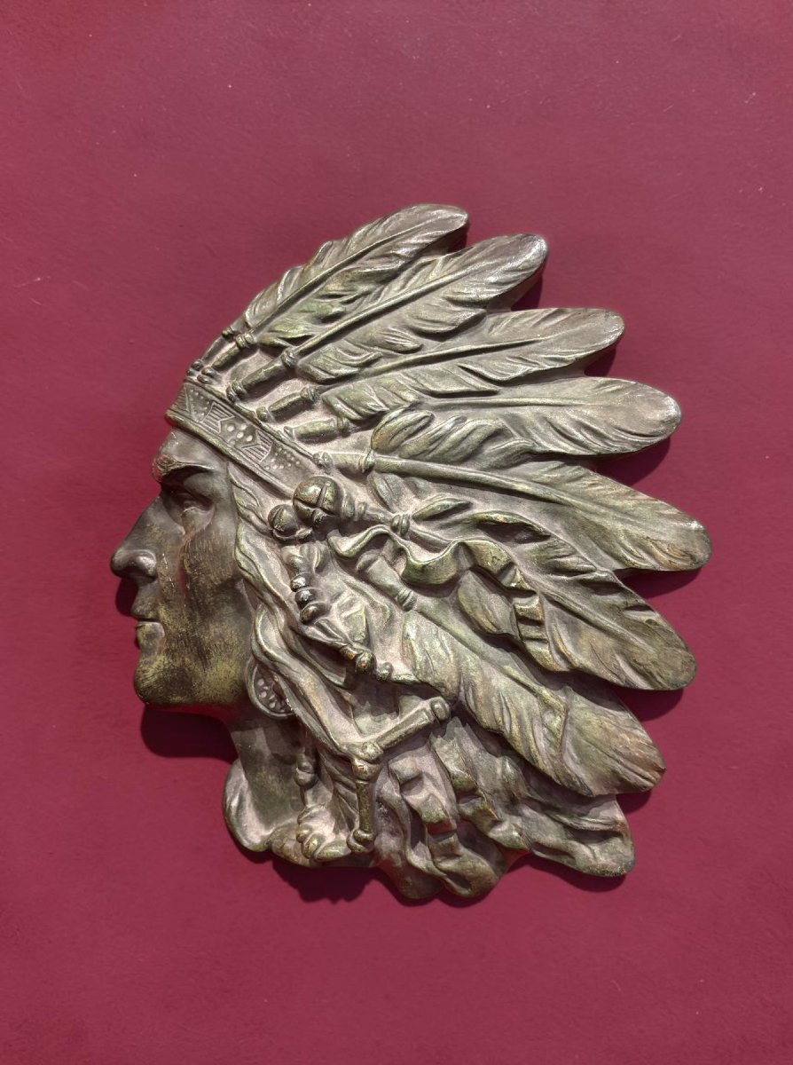 Plaque en bronze à patine verte représentant une tête d’Indien vers 1930.-photo-3