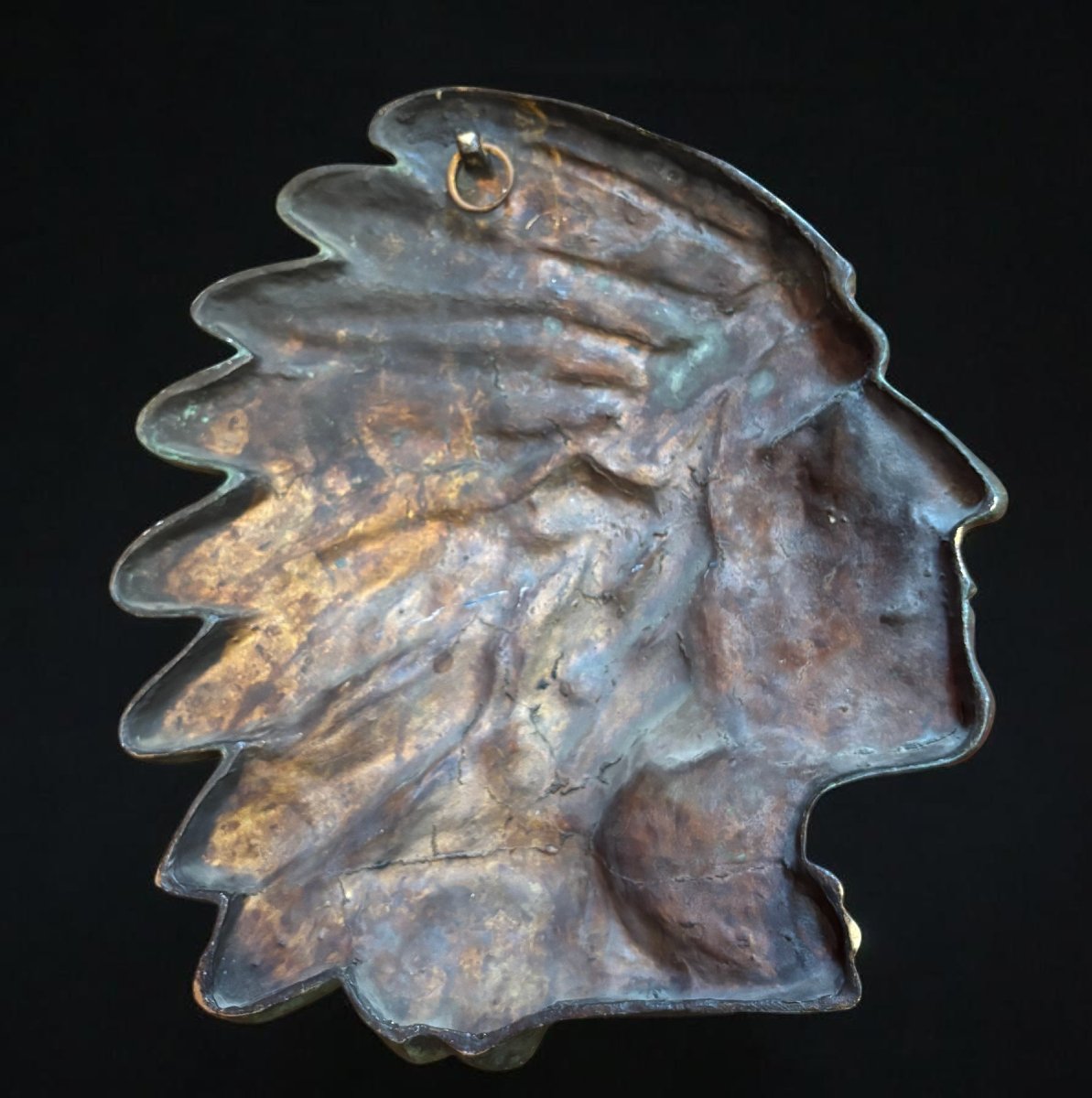 Plaque en bronze à patine verte représentant une tête d’Indien vers 1930.-photo-4