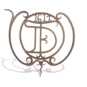 Élément de grille en fer forgé, à décor ajouré de rinceaux, monogrammé FD et daté 1617