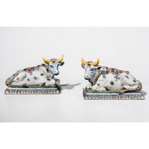 Paire de vaches couchées en faïence polychrome de Delft, Ep. XVIIIe siècle