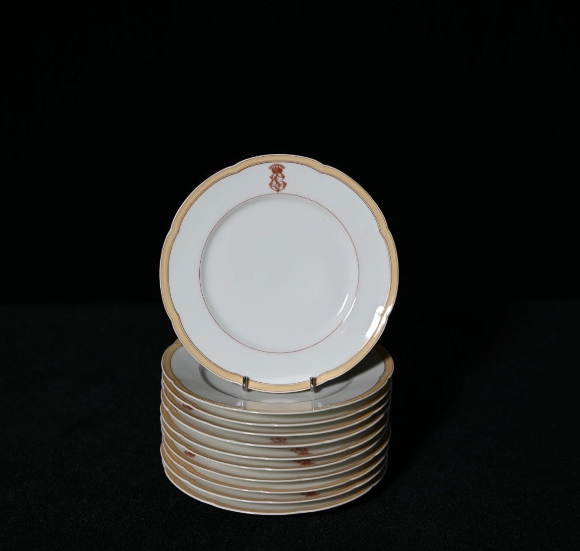 Série de 10 assiettes armoriées