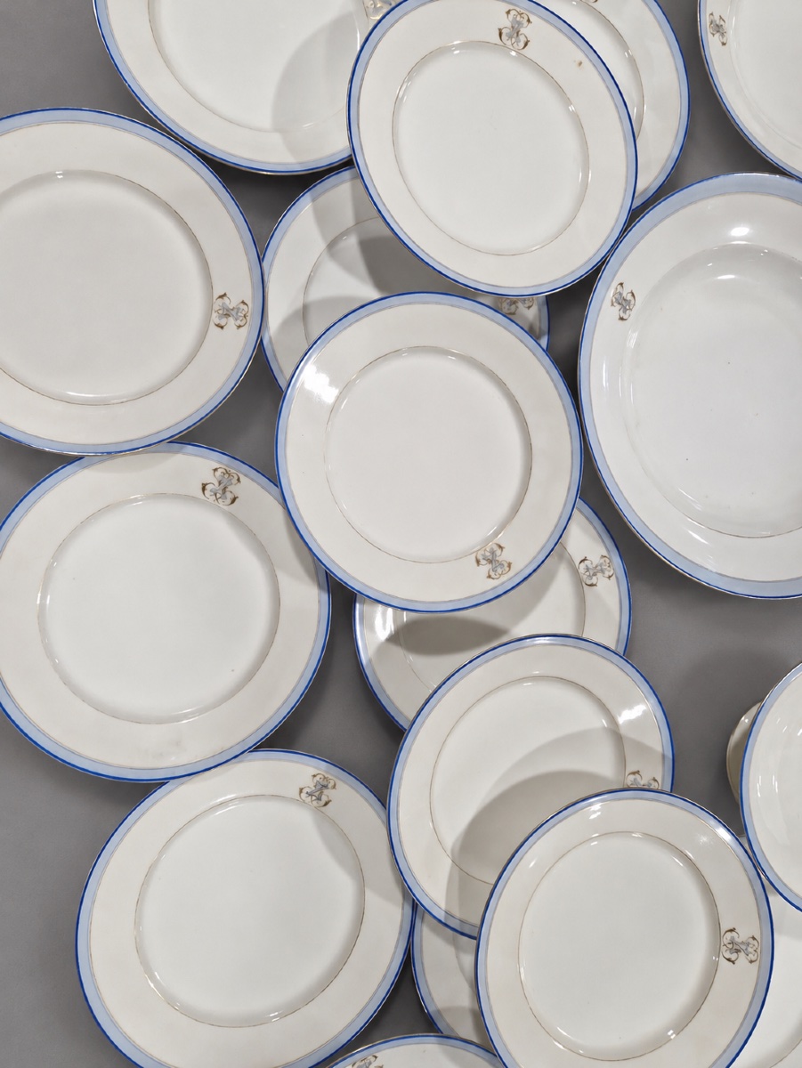 19th-century Parisian Porcelain Dinner Service-photo-3