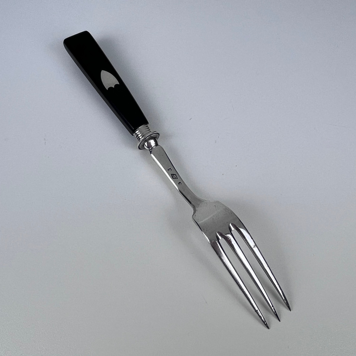 Fourchette à découper en argent et ébène, Province 1819 à 1838.
