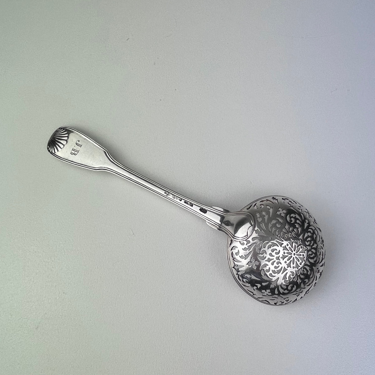 Cuillère à sucre en argent, coquille. Paris 1762-1768 par CHAYE.