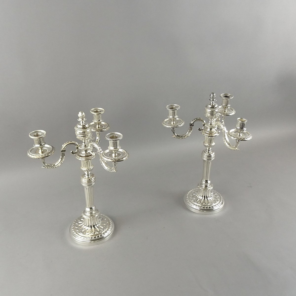 Paire De Chandeliers En métal argente de style Louis XVI-photo-2