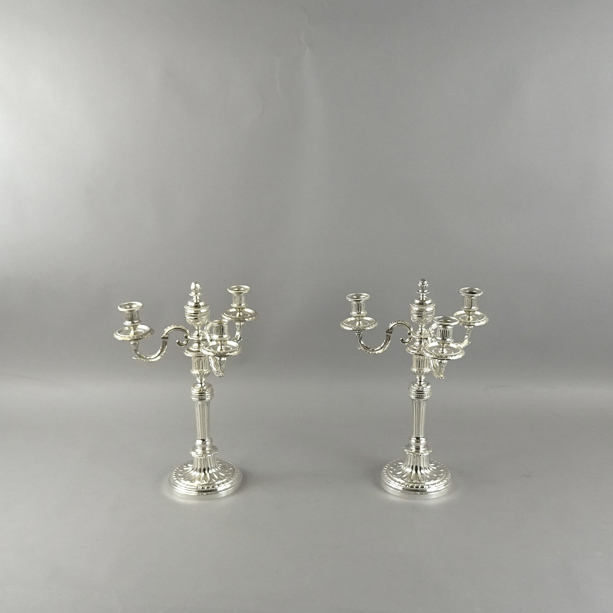 Paire De Chandeliers En métal argente de style Louis XVI