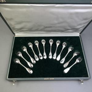 12 cuillères à moka en argent massif par Tétard à Paris.