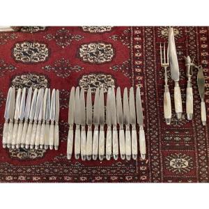 Série de couteaux nacre virole argent en parfait état 