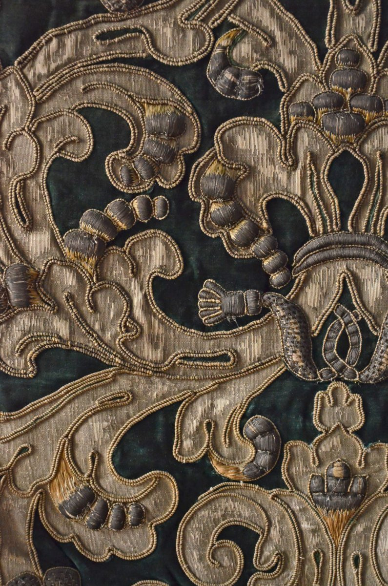 Pair Of 17th-century Embroidered Armchairs -photo-2