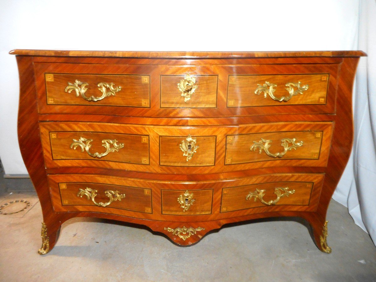 Commode galbée en Marqueterie Fleurie Et Bronze Doré époque XVIIIe