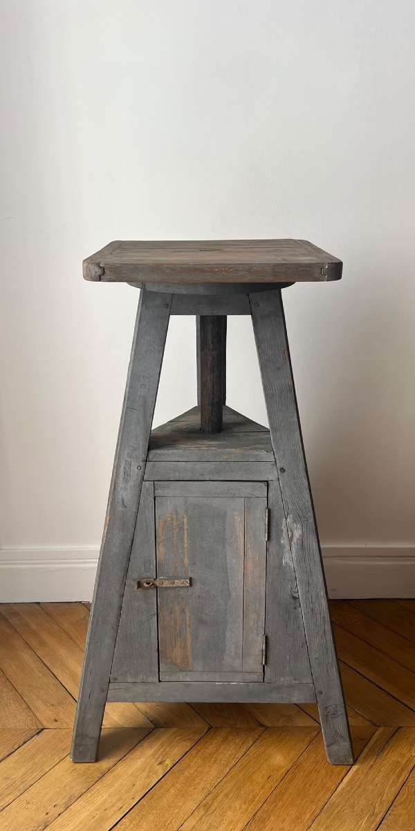 Grande sellette d’atelier de sculpteur en chêne patiné avec rangement, début XXe