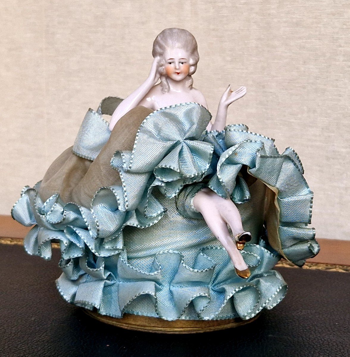 Figurine En Porcelaine En Bonbonnière 